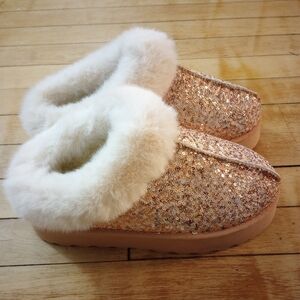 Soft Coral Pink Glittery Sequin Slippers with Plush Faux Fur Lining Size 8